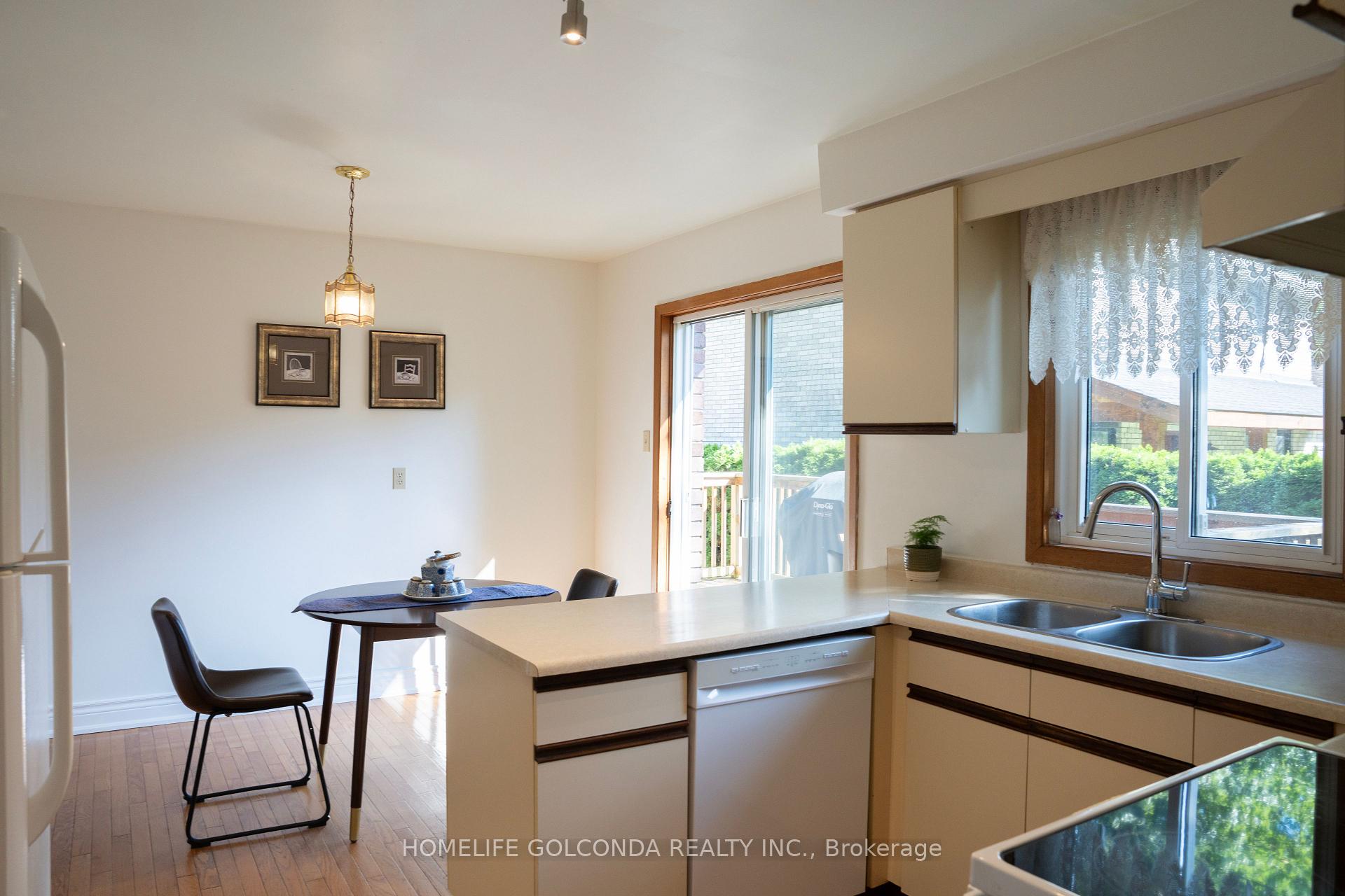 Photo 5 of 46 Donaldson Road, East Gwillimbury, Holland Landing — HOMEH