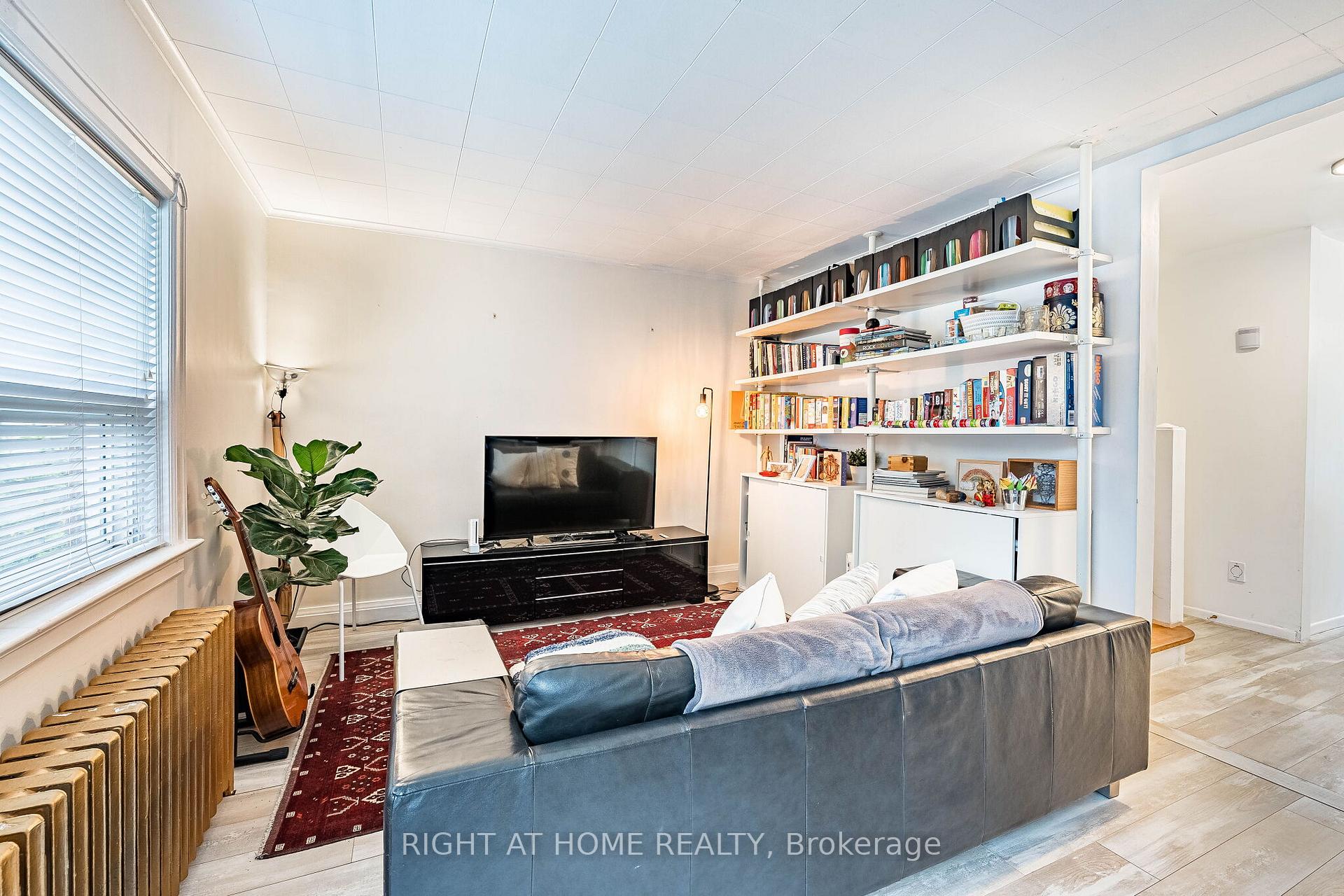 Photo 7 of 8 Savoy Avenue, Toronto, Woodbine-Lumsden — HOMEH