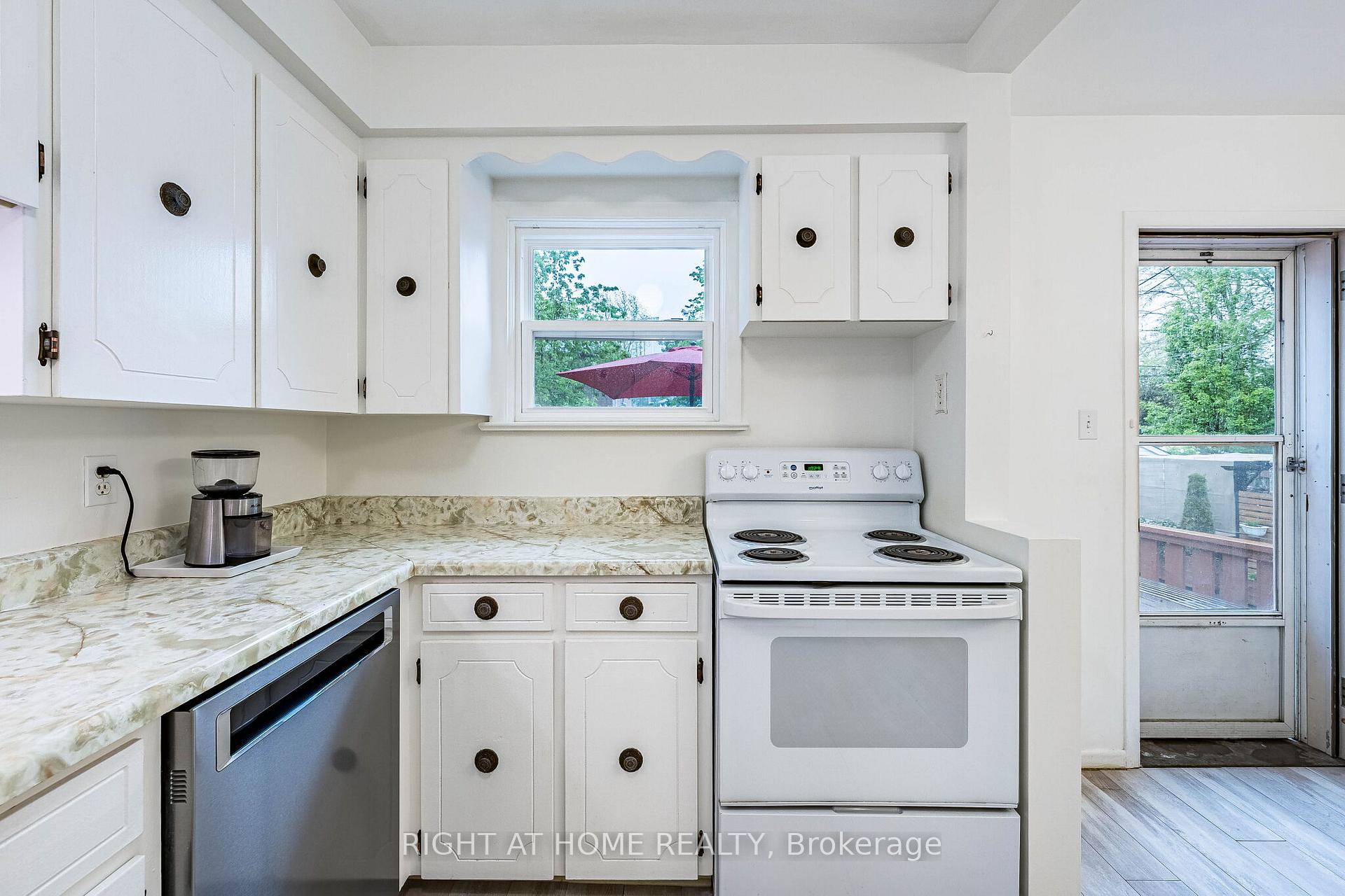 Photo 15 of 8 Savoy Avenue, Toronto, Woodbine-Lumsden — HOMEH