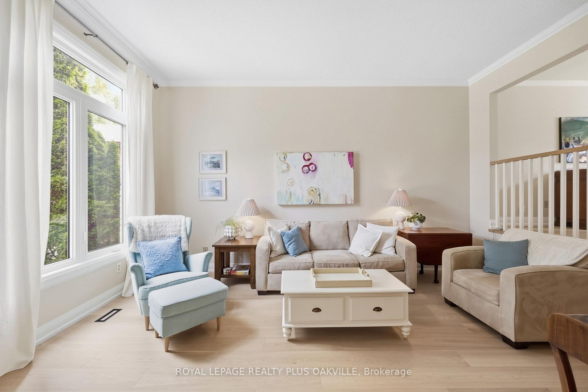 Photo 9 of 58 McLeod Drive, Aurora, Aurora Heights — HOMEH