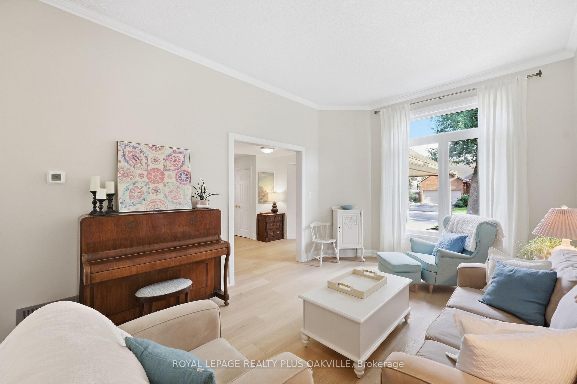 Photo 10 of 58 McLeod Drive, Aurora, Aurora Heights — HOMEH