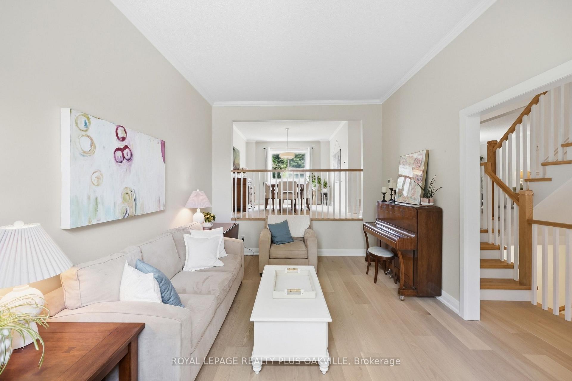 Photo 11 of 58 McLeod Drive, Aurora, Aurora Heights — HOMEH
