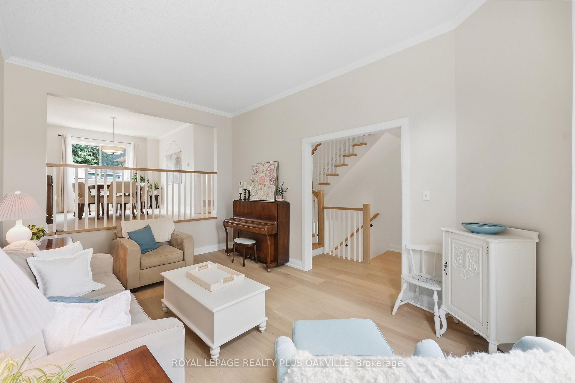 Photo 12 of 58 McLeod Drive, Aurora, Aurora Heights — HOMEH