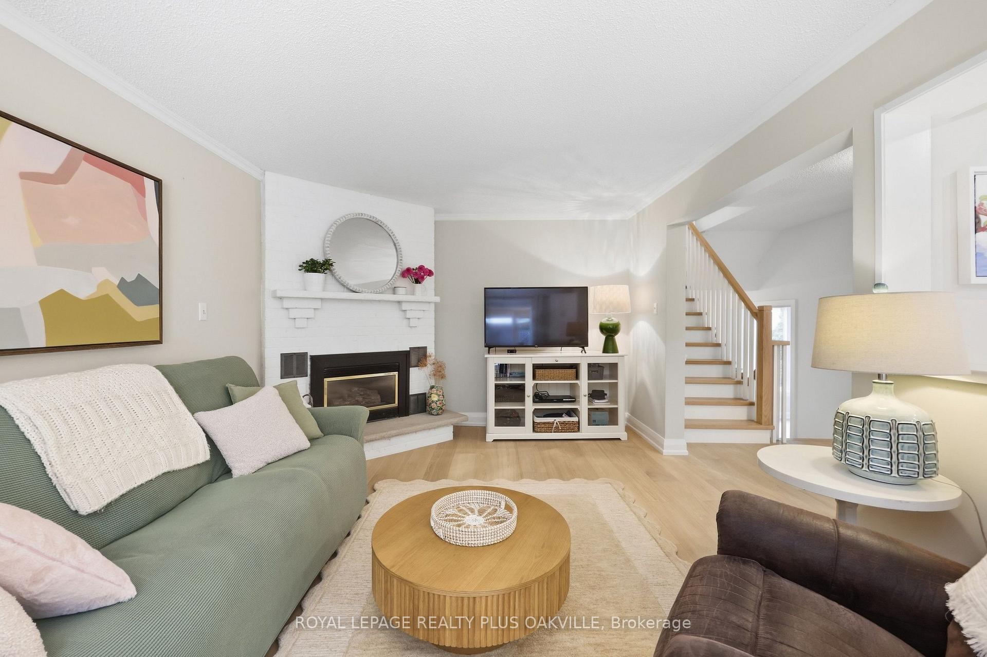 Photo 13 of 58 McLeod Drive, Aurora, Aurora Heights — HOMEH