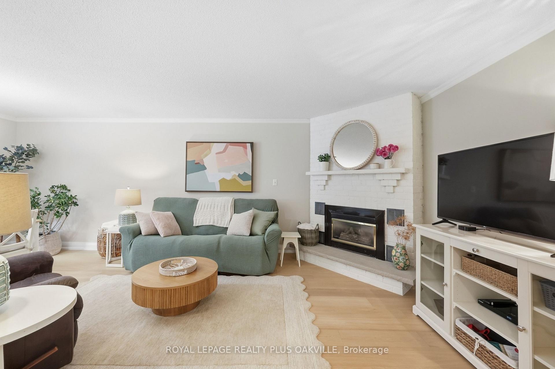 Photo 14 of 58 McLeod Drive, Aurora, Aurora Heights — HOMEH
