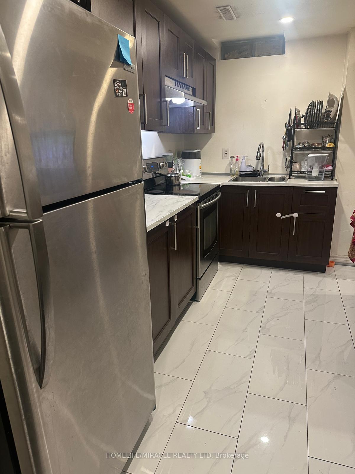 Photo 2 of Unit Bsmt, 54 Oranmore Crescent, Brampton, Credit Valley — HOMEH