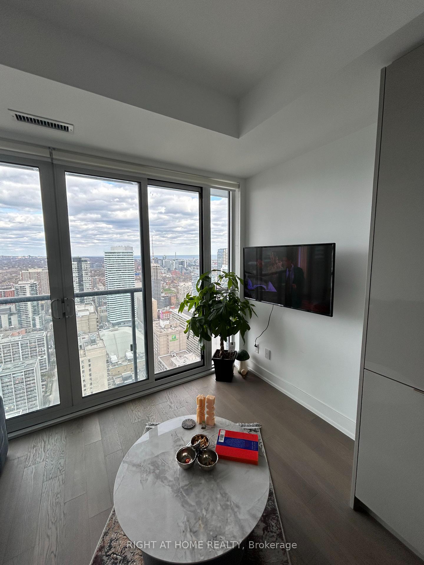 Photo 3 of Unit 6, 7 Grenville Street, Toronto, Bay Street Corridor — HOMEH