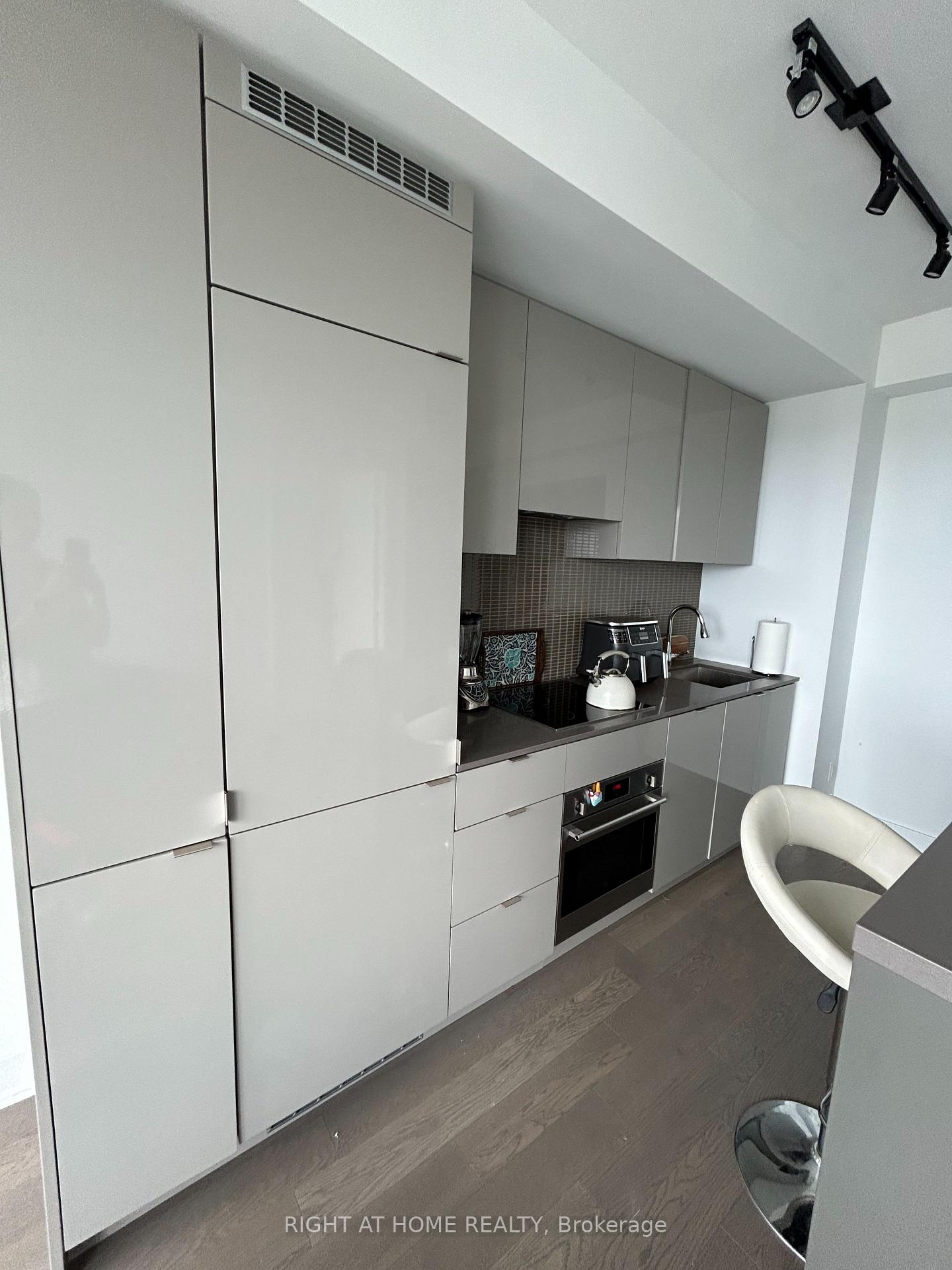Photo 6 of Unit 6, 7 Grenville Street, Toronto, Bay Street Corridor — HOMEH
