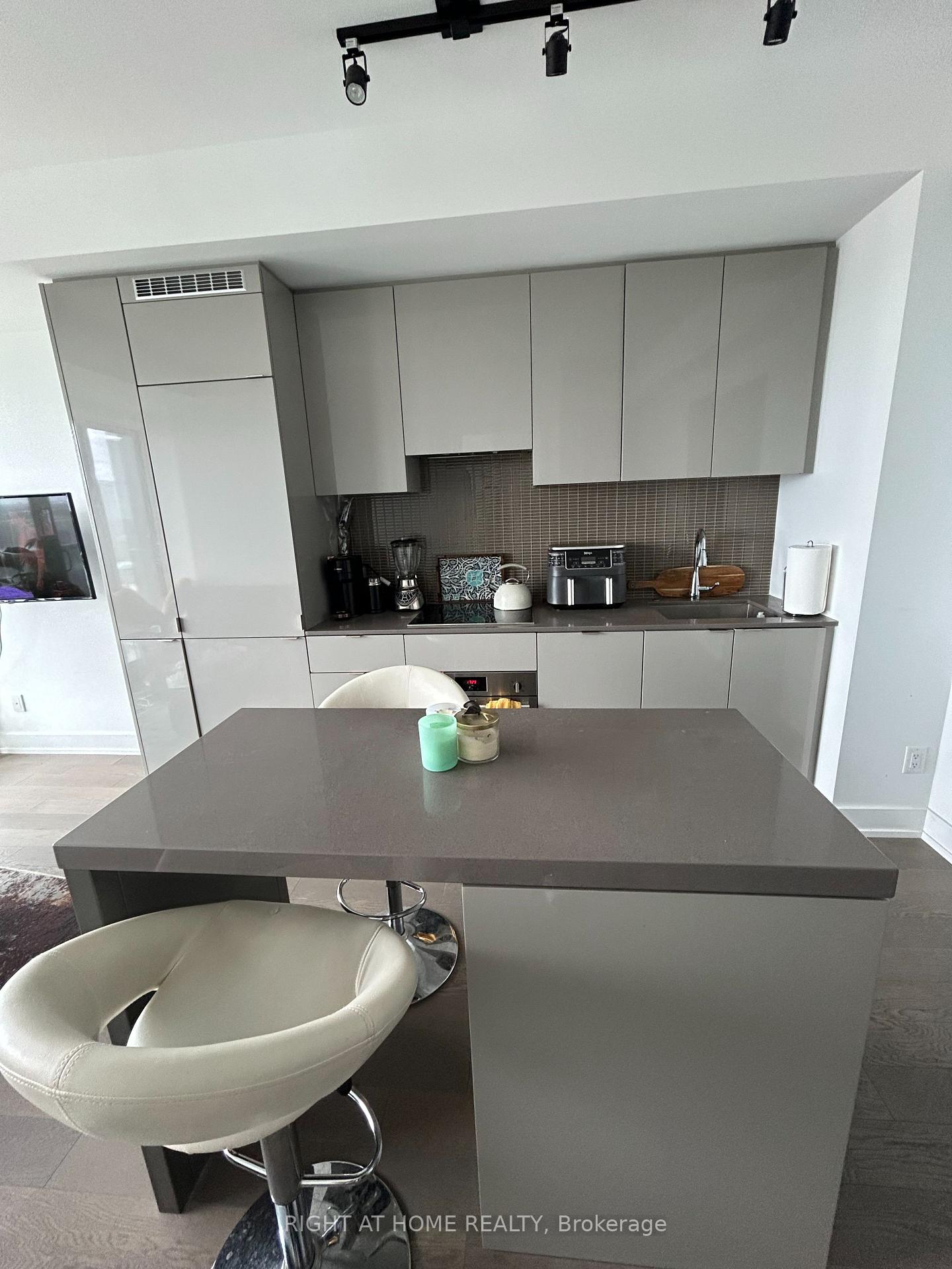 Photo 8 of Unit 6, 7 Grenville Street, Toronto, Bay Street Corridor — HOMEH