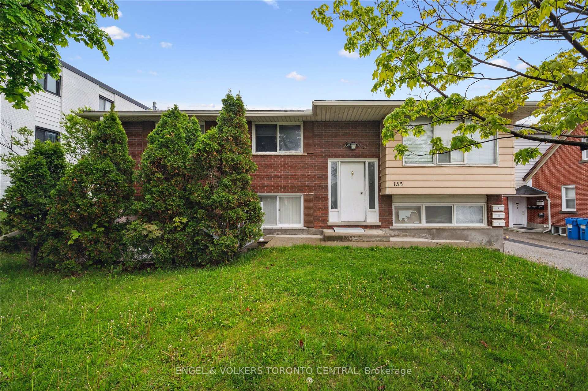 Photo 4 of 155 University Avenue E, Waterloo, Beechwood/University — HOMEH