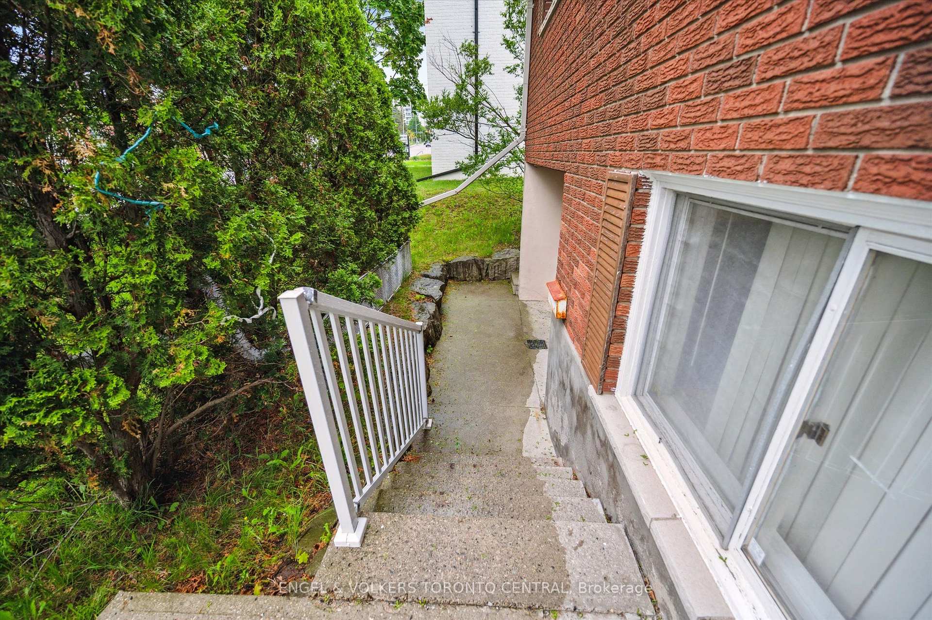 Photo 7 of 155 University Avenue E, Waterloo, Beechwood/University — HOMEH