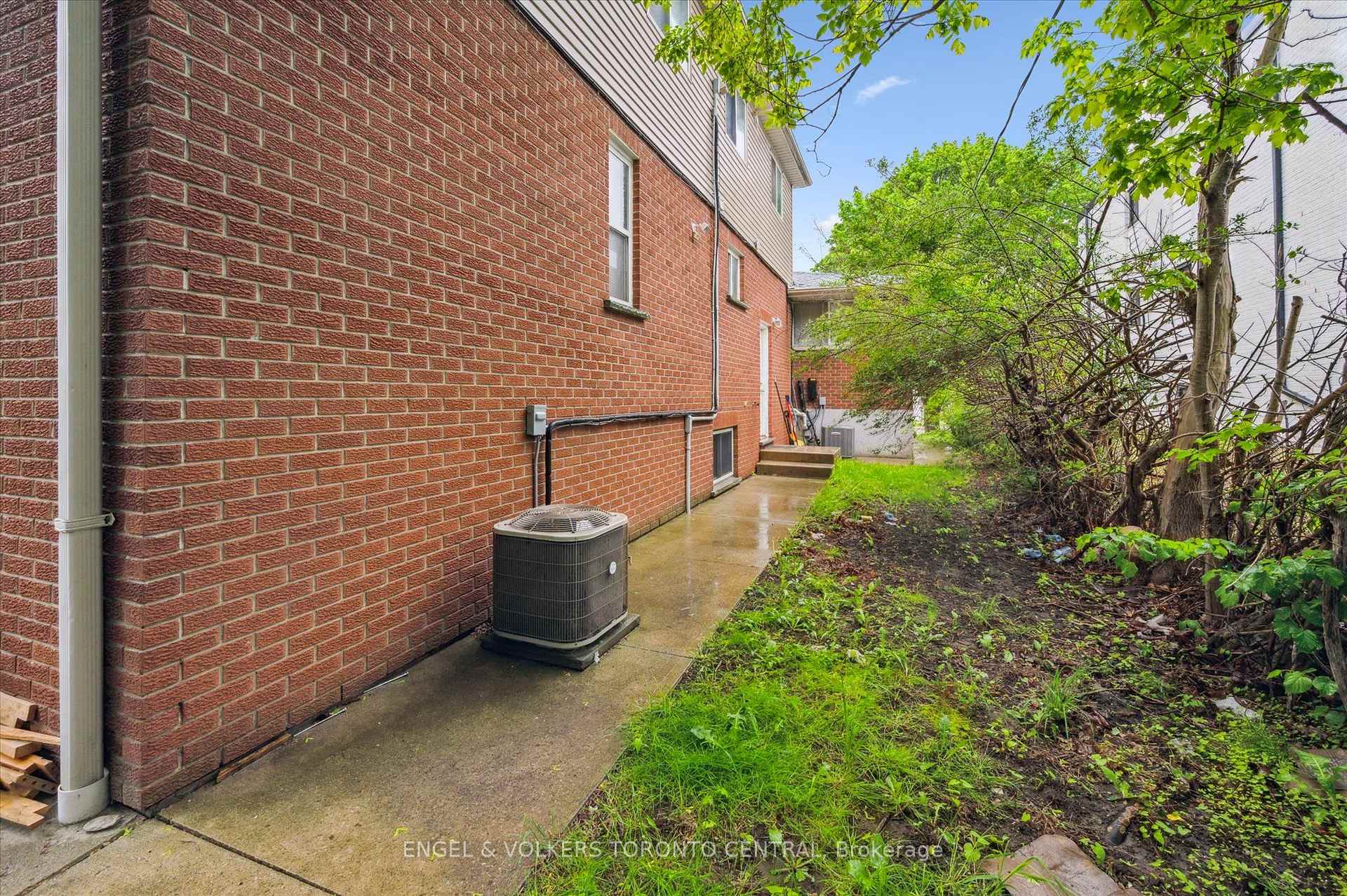 Photo 12 of 155 University Avenue E, Waterloo, Beechwood/University — HOMEH