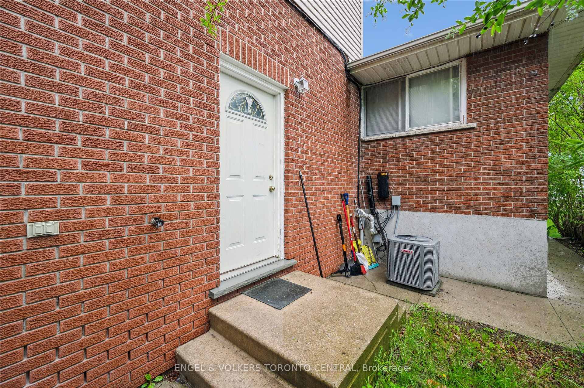 Photo 13 of 155 University Avenue E, Waterloo, Beechwood/University — HOMEH