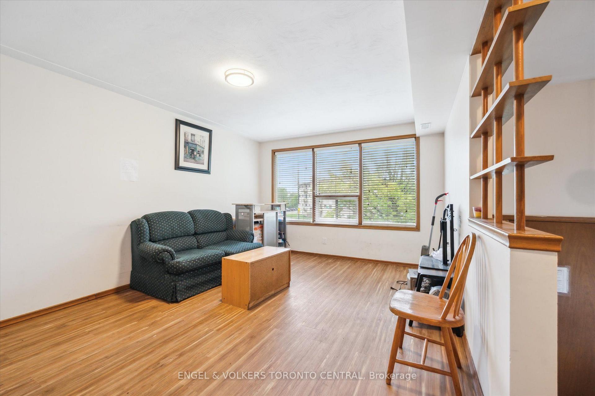 Photo 17 of 155 University Avenue E, Waterloo, Beechwood/University — HOMEH