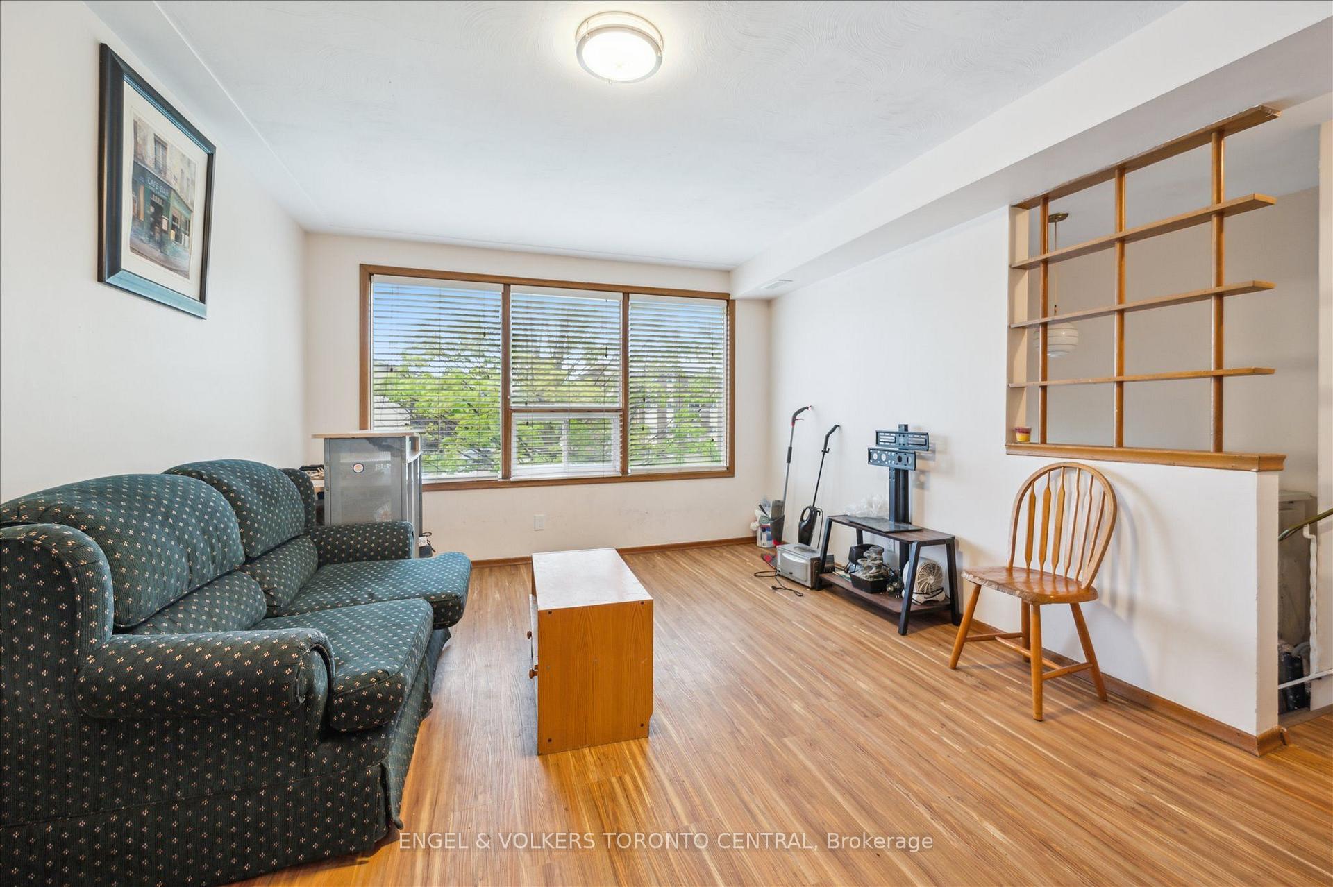Photo 18 of 155 University Avenue E, Waterloo, Beechwood/University — HOMEH
