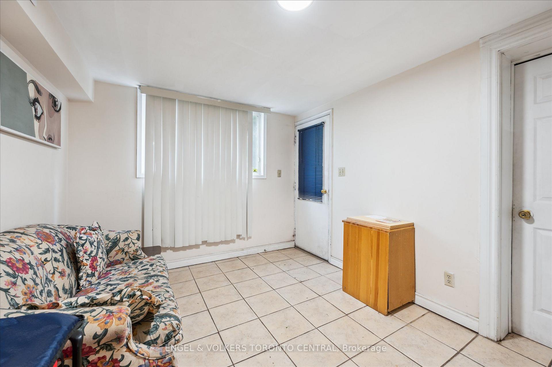Photo 24 of 155 University Avenue E, Waterloo, Beechwood/University — HOMEH