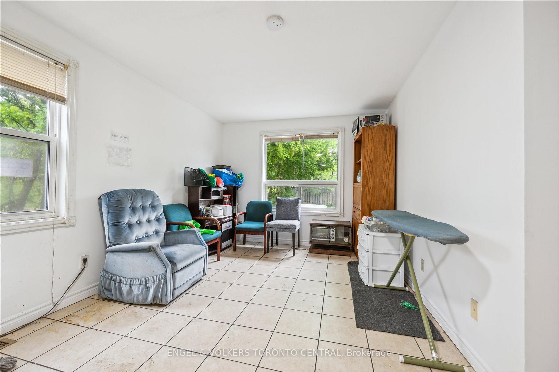 Photo 38 of 155 University Avenue E, Waterloo, Beechwood/University — HOMEH