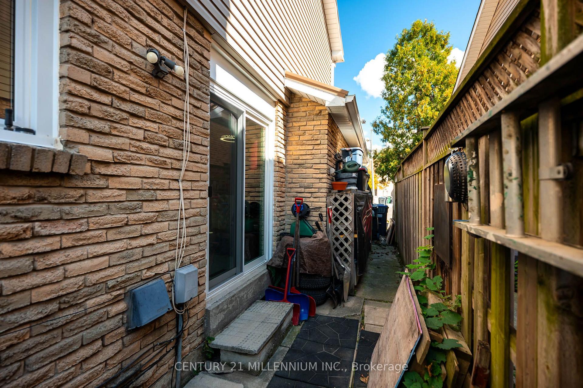 Photo 6 of 65 Primrose Crescent, Brampton, Heart Lake West — HOMEH