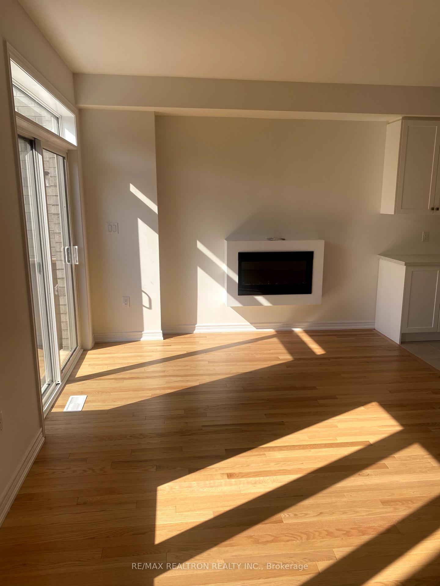 Photo 3 of 937 Elizabeth Mackenzie Drive, Pickering, Rural Pickering — HOMEH