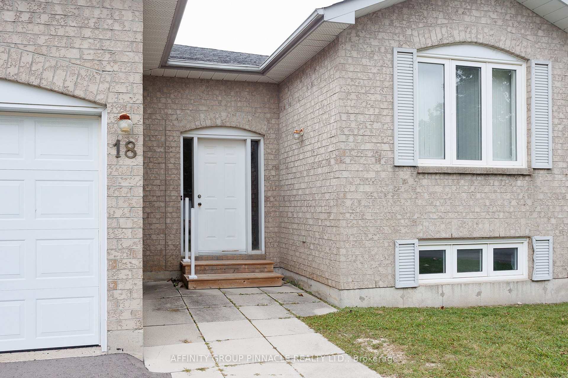 Photo 2 of 18 Lakeview Drive, Scugog, Port Perry — HOMEH