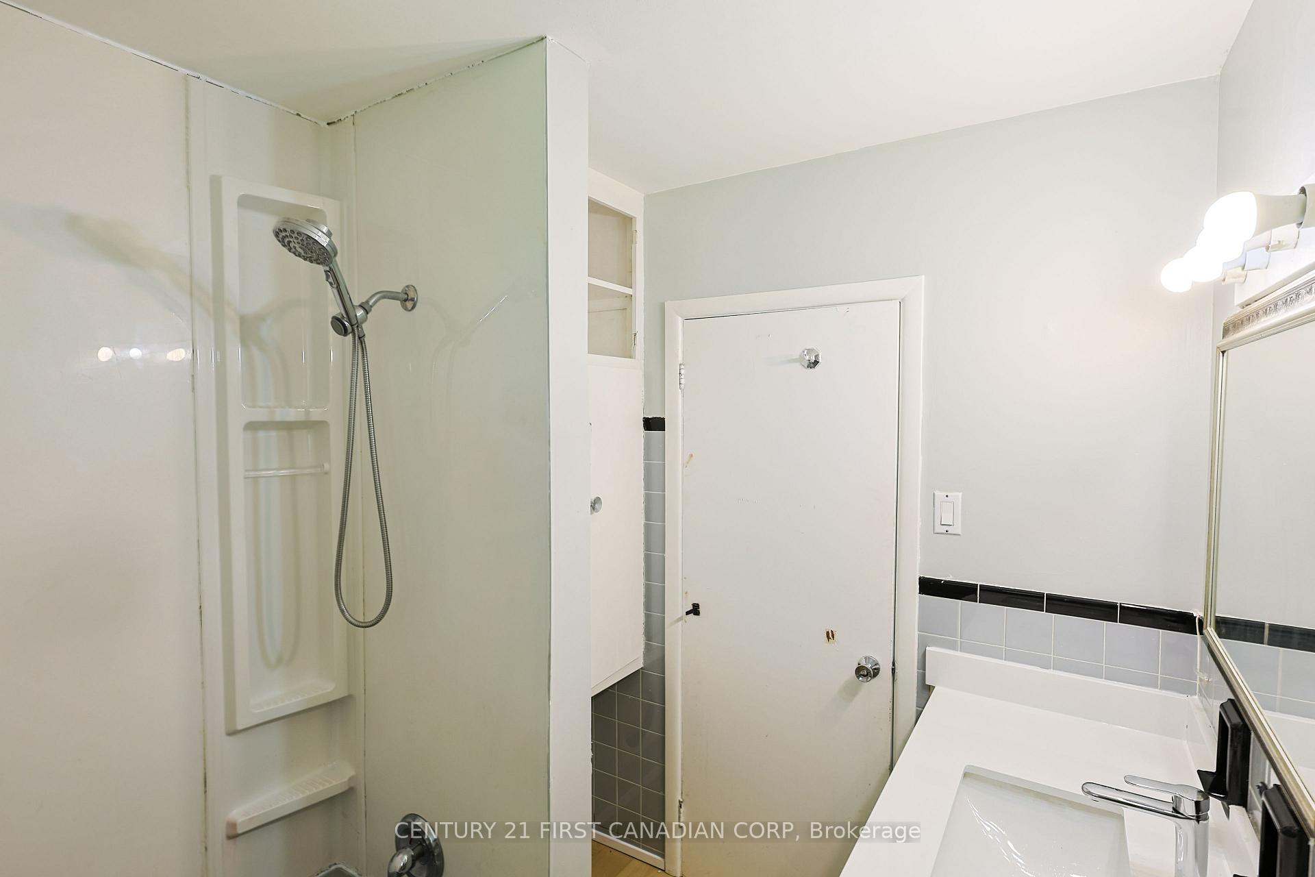 Photo 10 of Unit Upper, 268 Burlington Crescent, London, South J — HOMEH