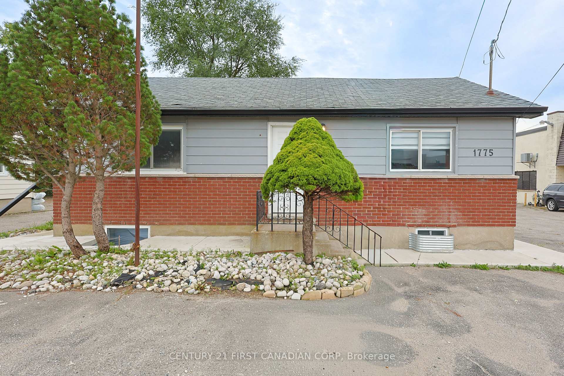 Photo 1 of Unit Upper Unit, 1775 Oxford Street E, London, East H — HOMEH