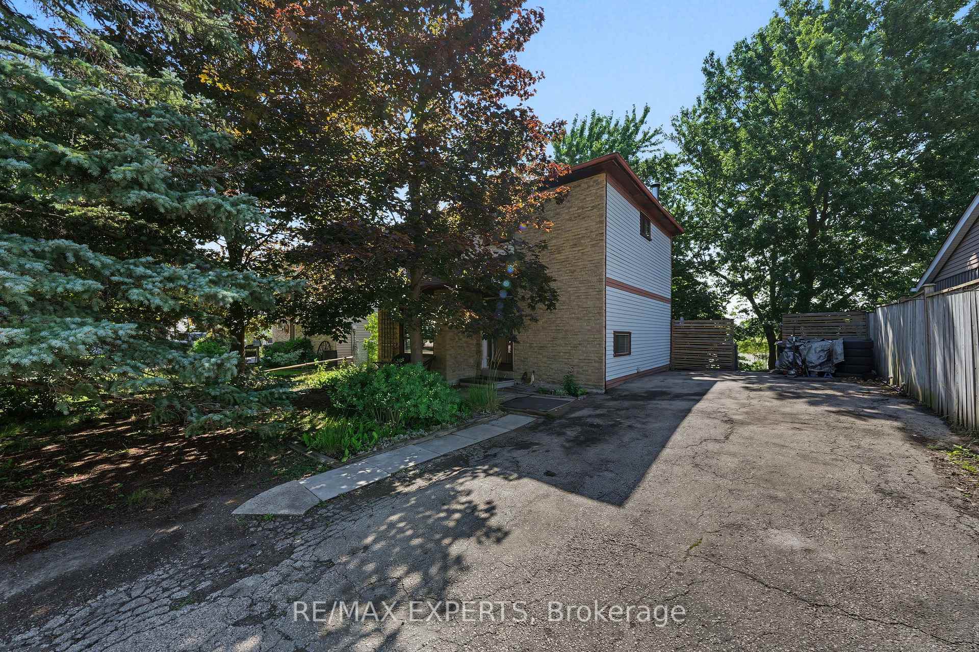 Photo 3 of 74 Downey Drive, Caledon, Bolton East — HOMEH
