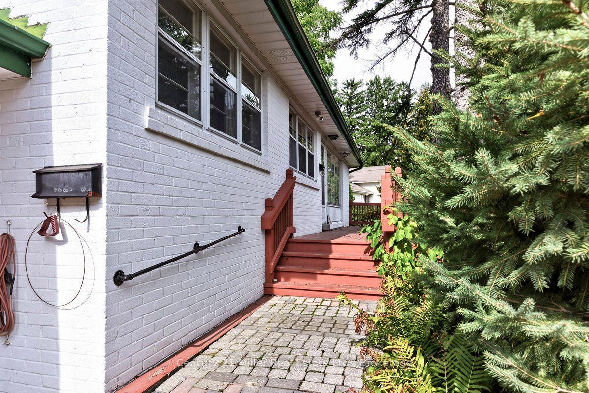 Photo 3 of 2013 Deramore Drive, Oakville, Ford — HOMEH