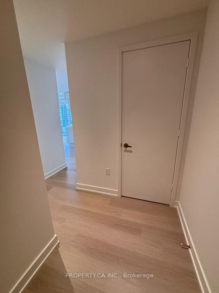 Photo 2 of Unit 2004, 448 Burnhamthorpe Road, Mississauga, City Centre — HOMEH