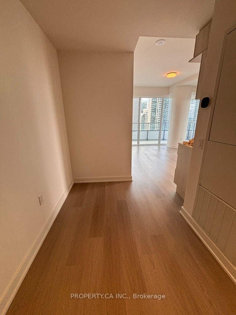 Photo 3 of Unit 2004, 448 Burnhamthorpe Road, Mississauga, City Centre — HOMEH