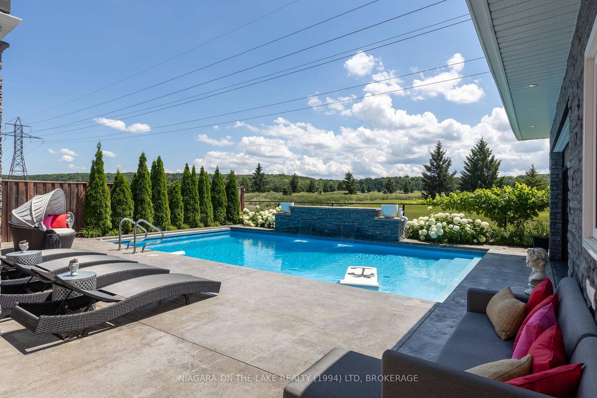 Photo 2 of 218 Wright Crescent Wright Crescent, Niagara-on-the-Lake, Glendale — HOMEH