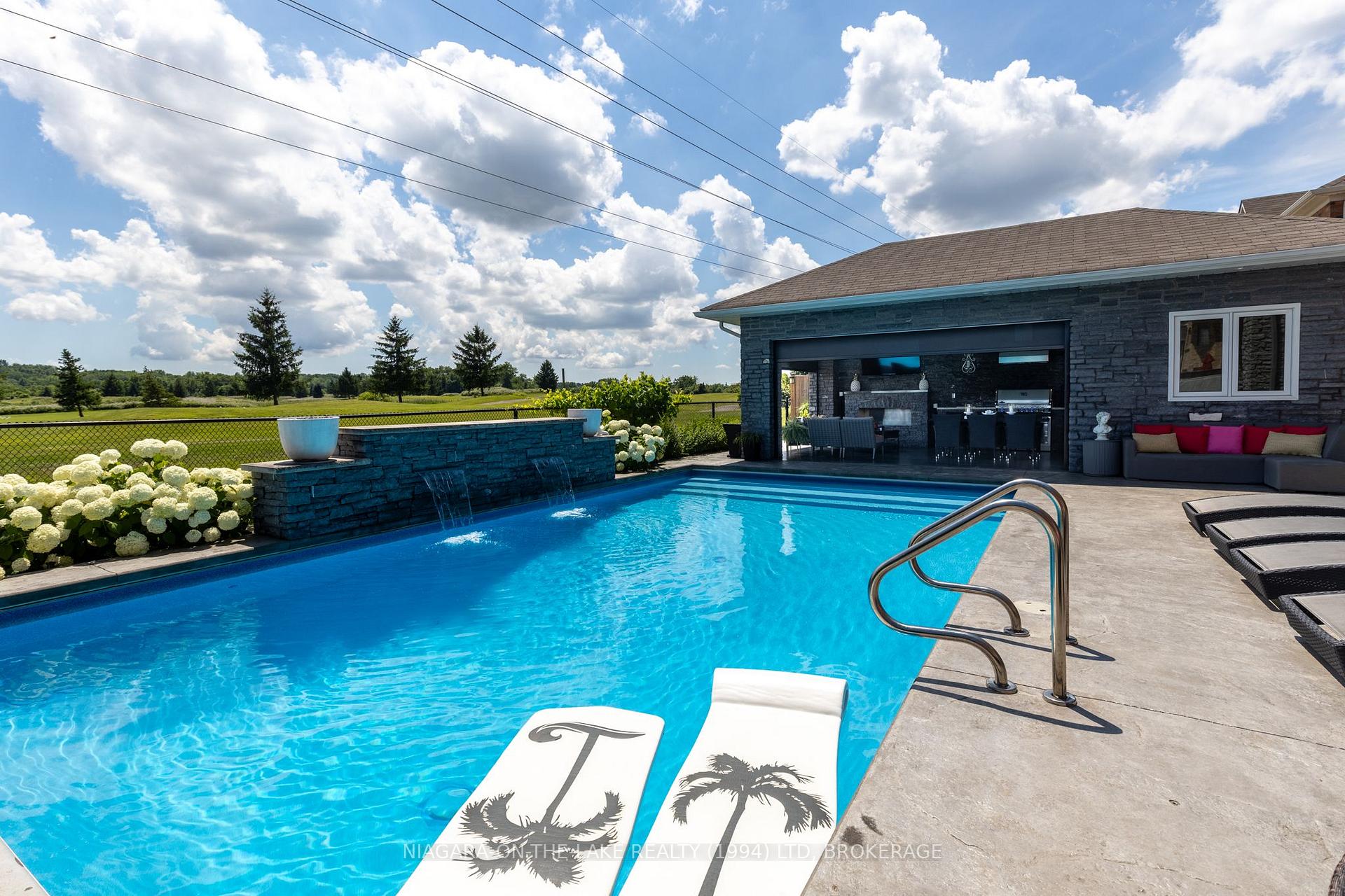 Photo 3 of 218 Wright Crescent Wright Crescent, Niagara-on-the-Lake, Glendale — HOMEH