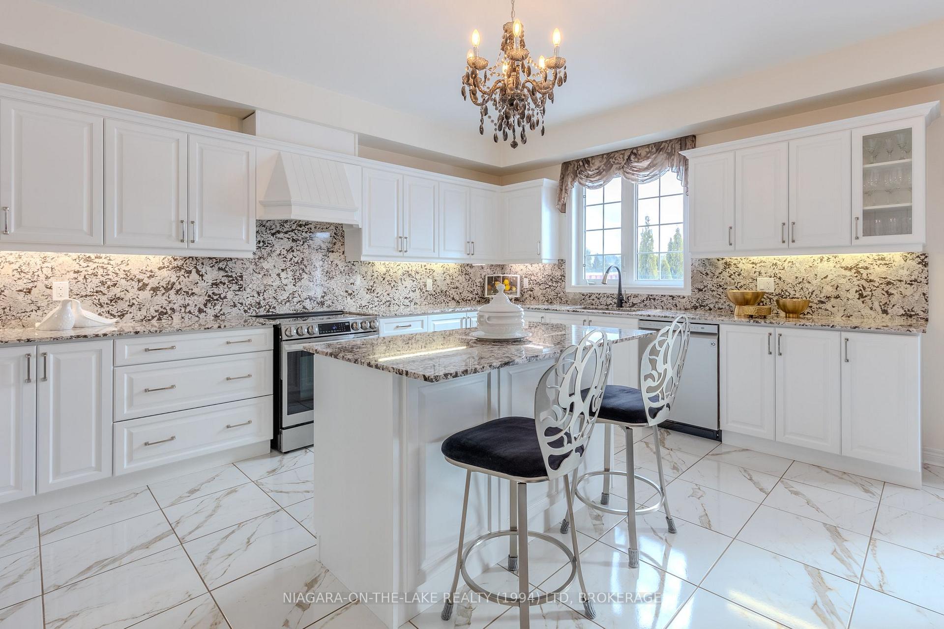 Photo 15 of 218 Wright Crescent Wright Crescent, Niagara-on-the-Lake, Glendale — HOMEH