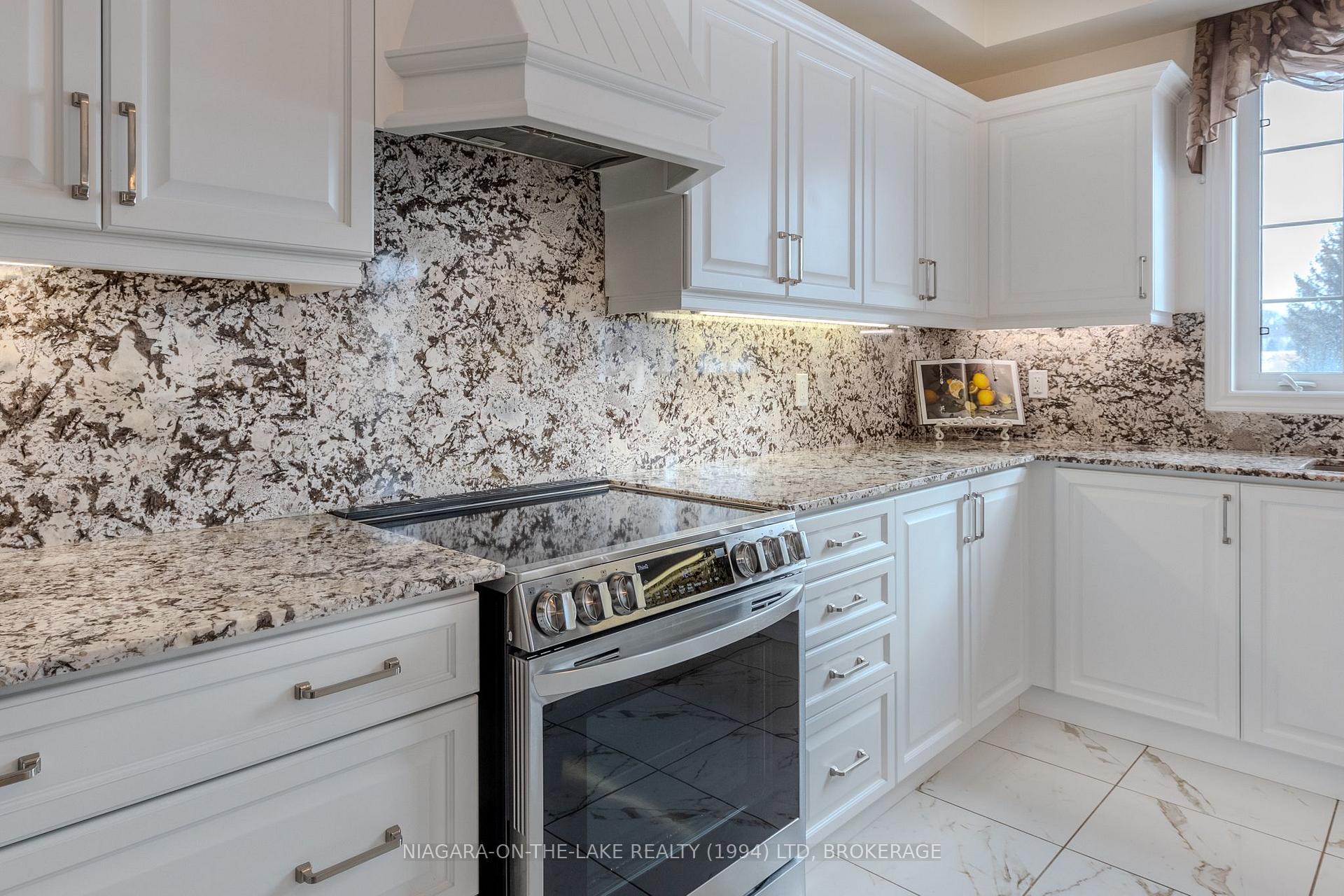 Photo 16 of 218 Wright Crescent Wright Crescent, Niagara-on-the-Lake, Glendale — HOMEH