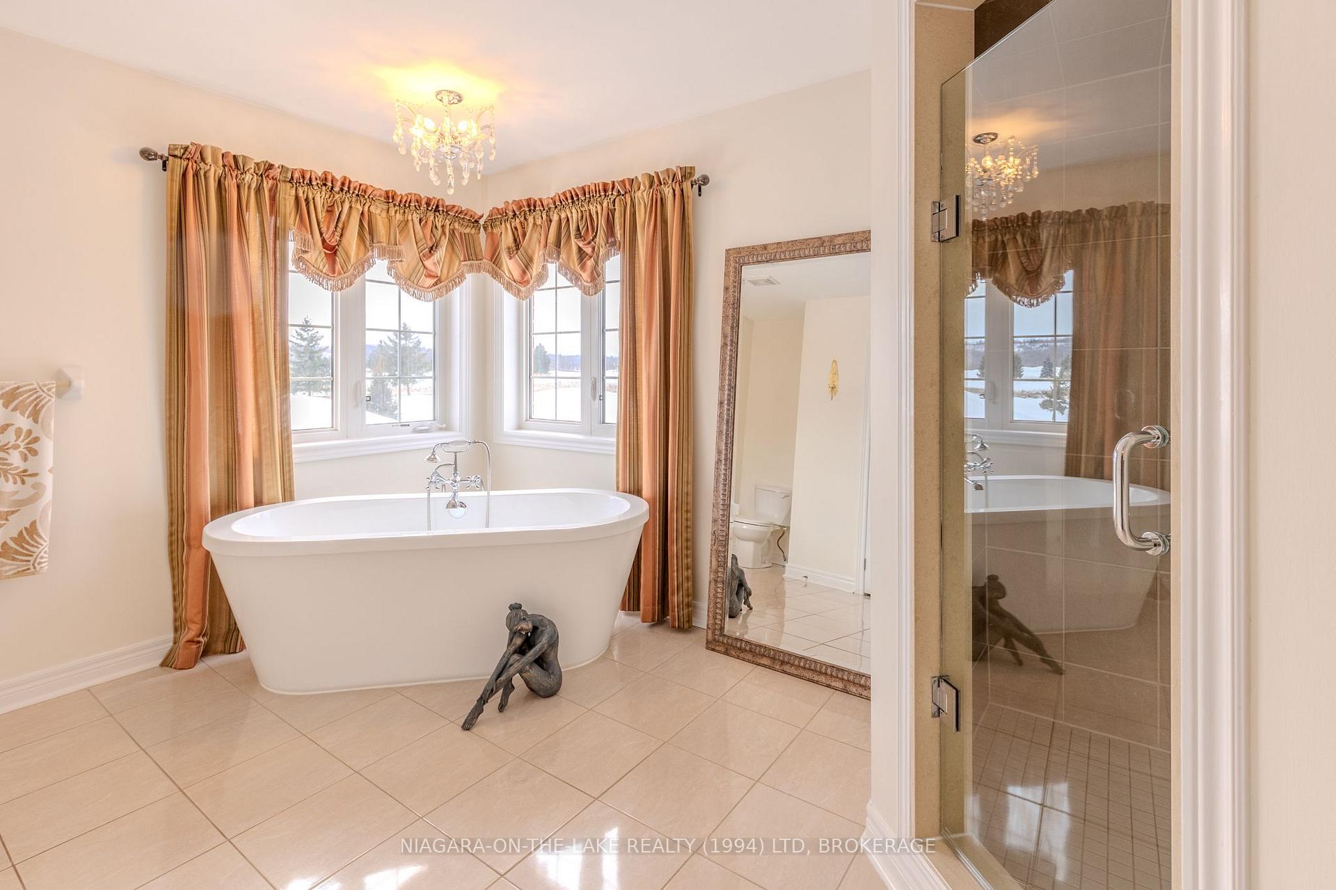Photo 25 of 218 Wright Crescent Wright Crescent, Niagara-on-the-Lake, Glendale — HOMEH