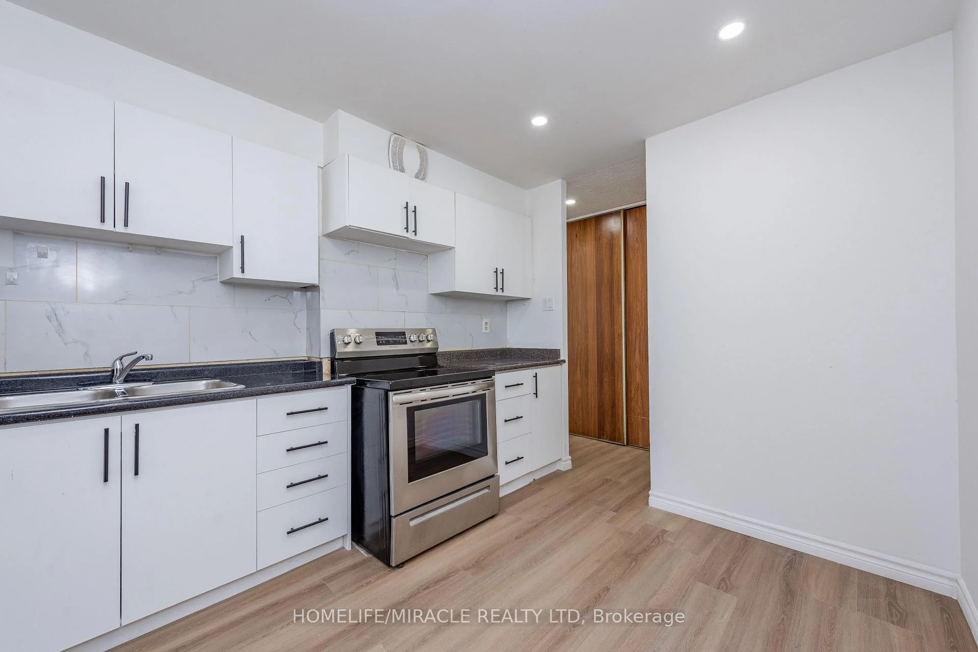 Photo 32 of Unit 1910, 2645 Kipling Avenue, Etobicoke, Mount Olive-Silverstone-Jamestown — HOMEH