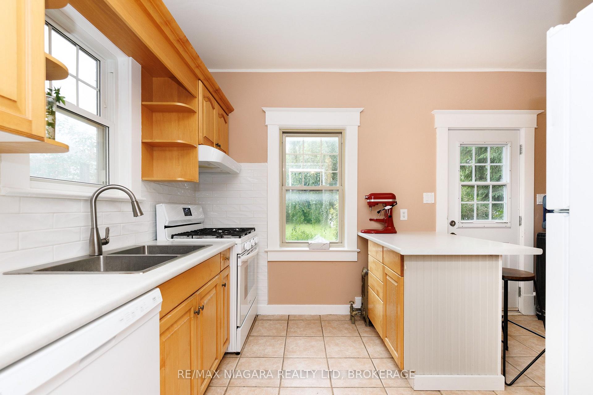 Photo 10 of 4864 Simcoe Street, Niagara Falls, Downtown — HOMEH