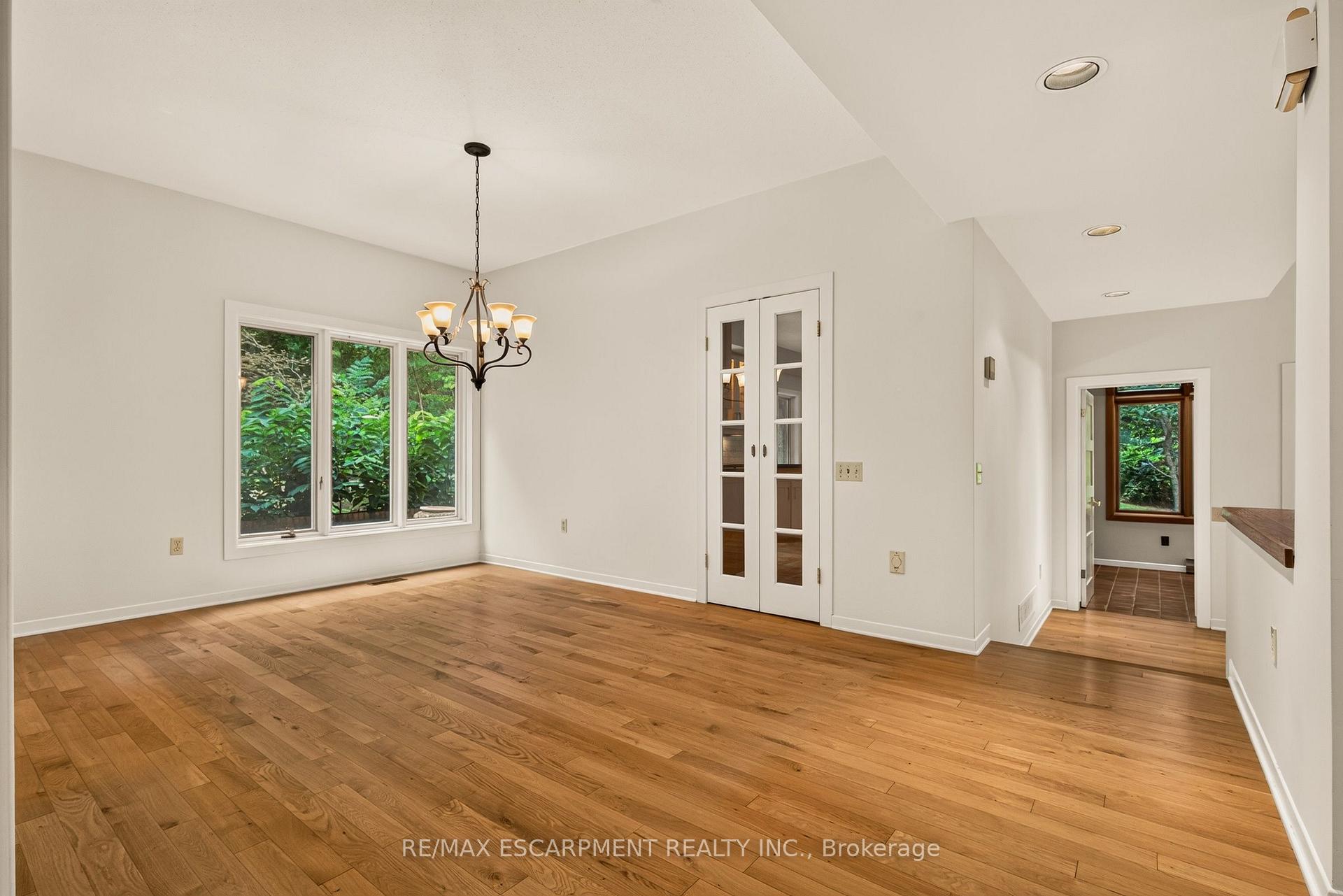 Photo 5 of 539 Ontario Street, Hamilton, Ancaster — HOMEH