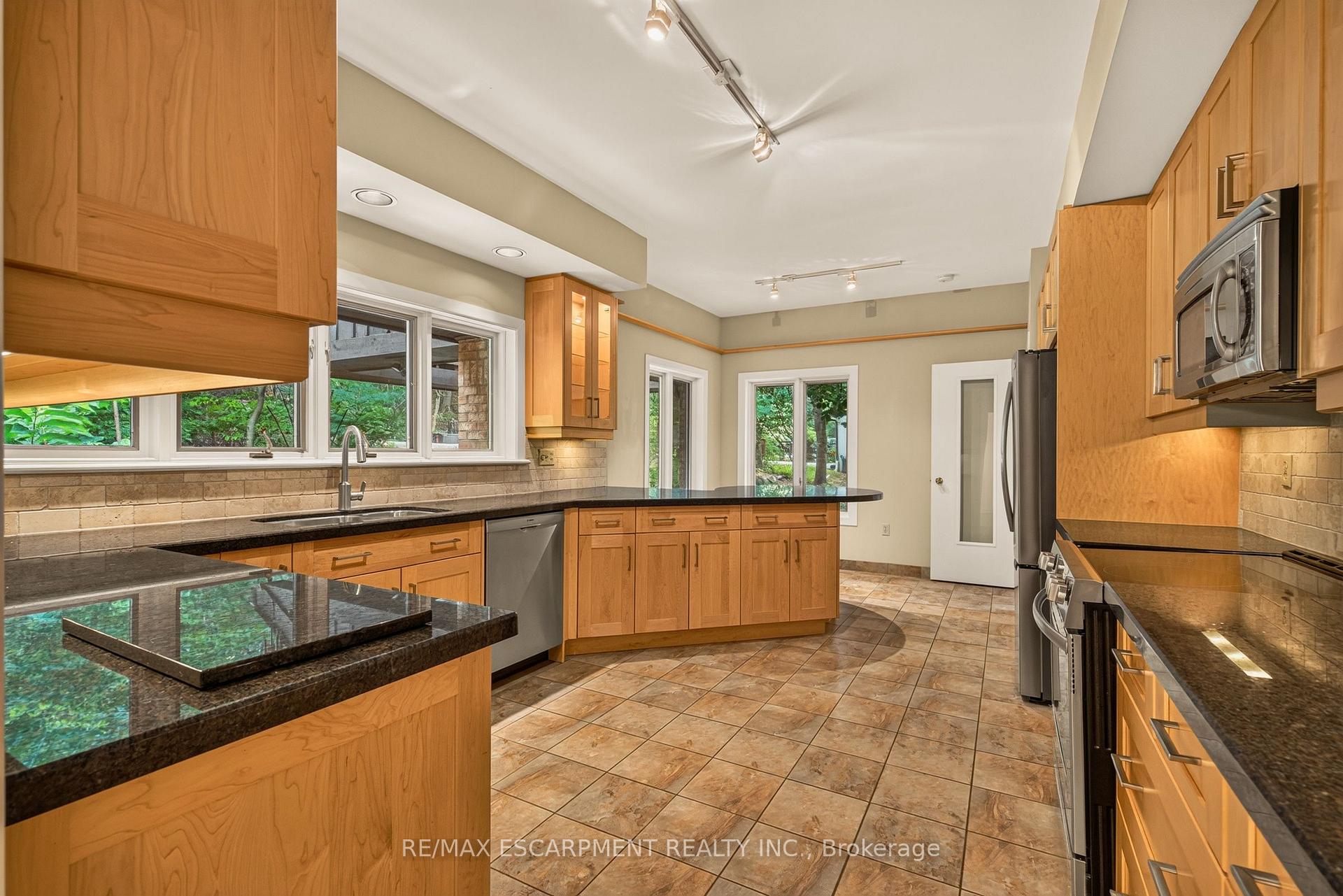 Photo 7 of 539 Ontario Street, Hamilton, Ancaster — HOMEH