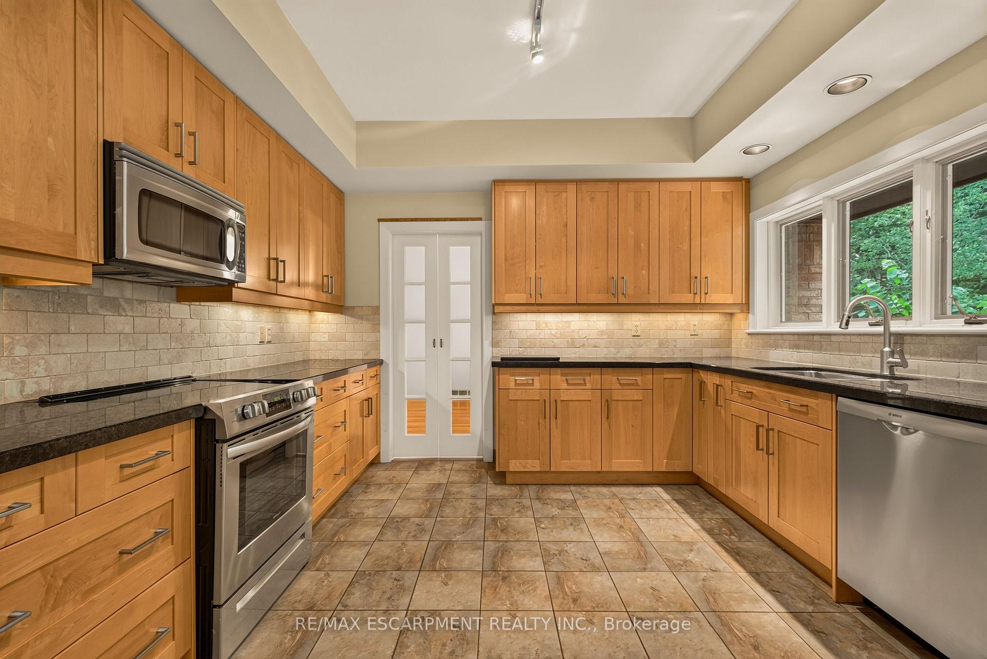 Photo 9 of 539 Ontario Street, Hamilton, Ancaster — HOMEH