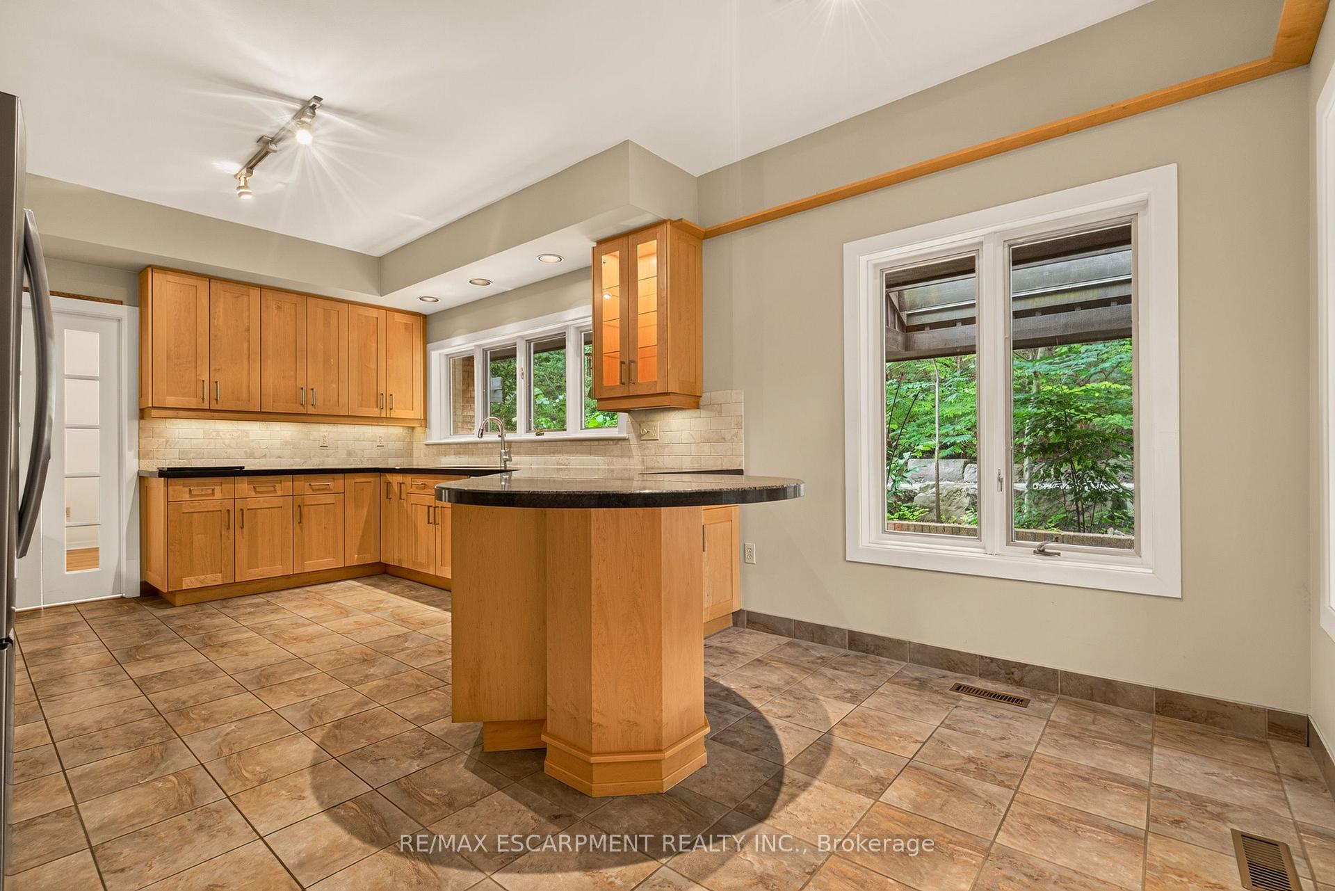 Photo 11 of 539 Ontario Street, Hamilton, Ancaster — HOMEH