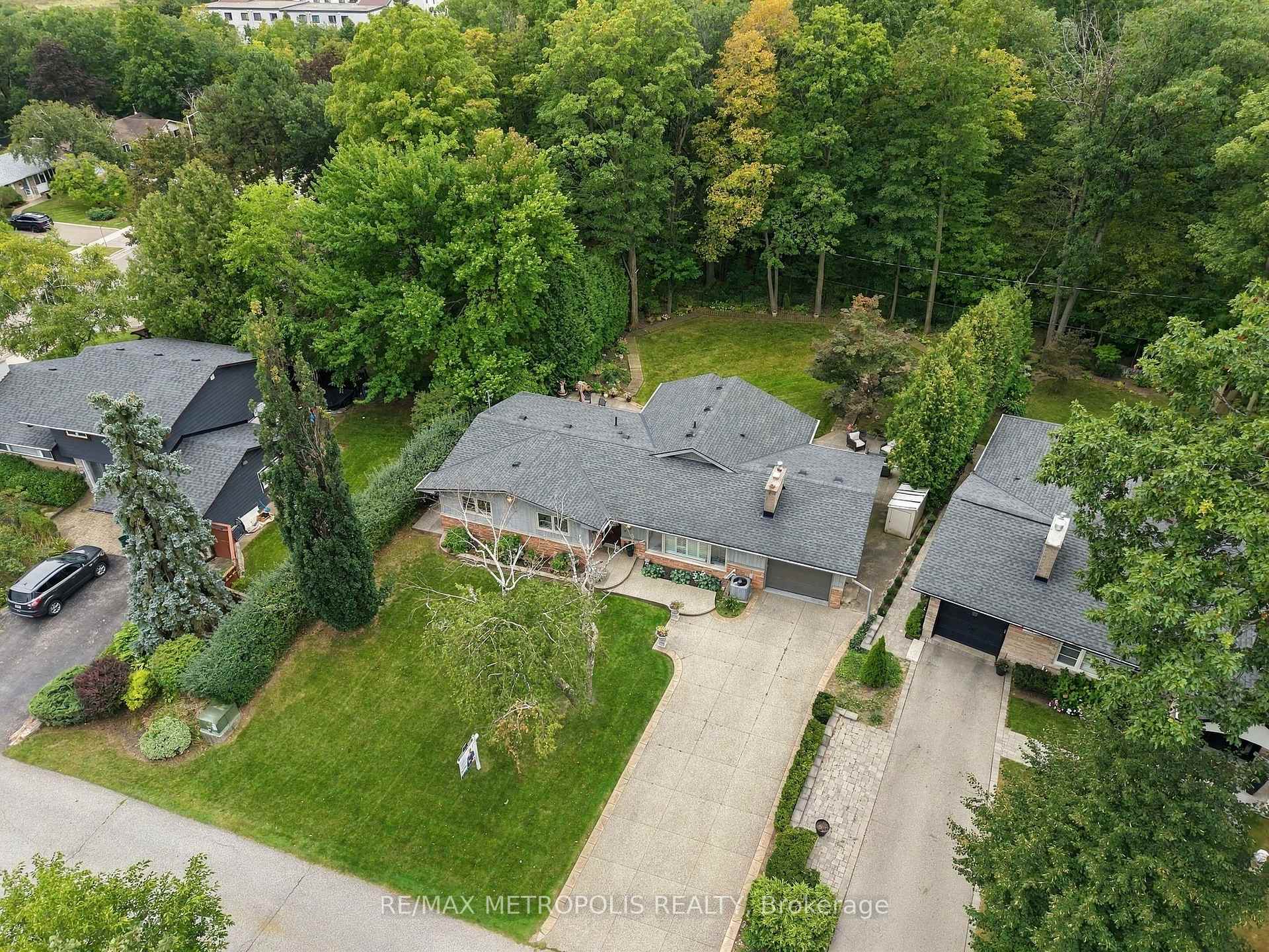 Photo 2 of 1228 Elgin Crescent, Oakville, Falgarwood — HOMEH