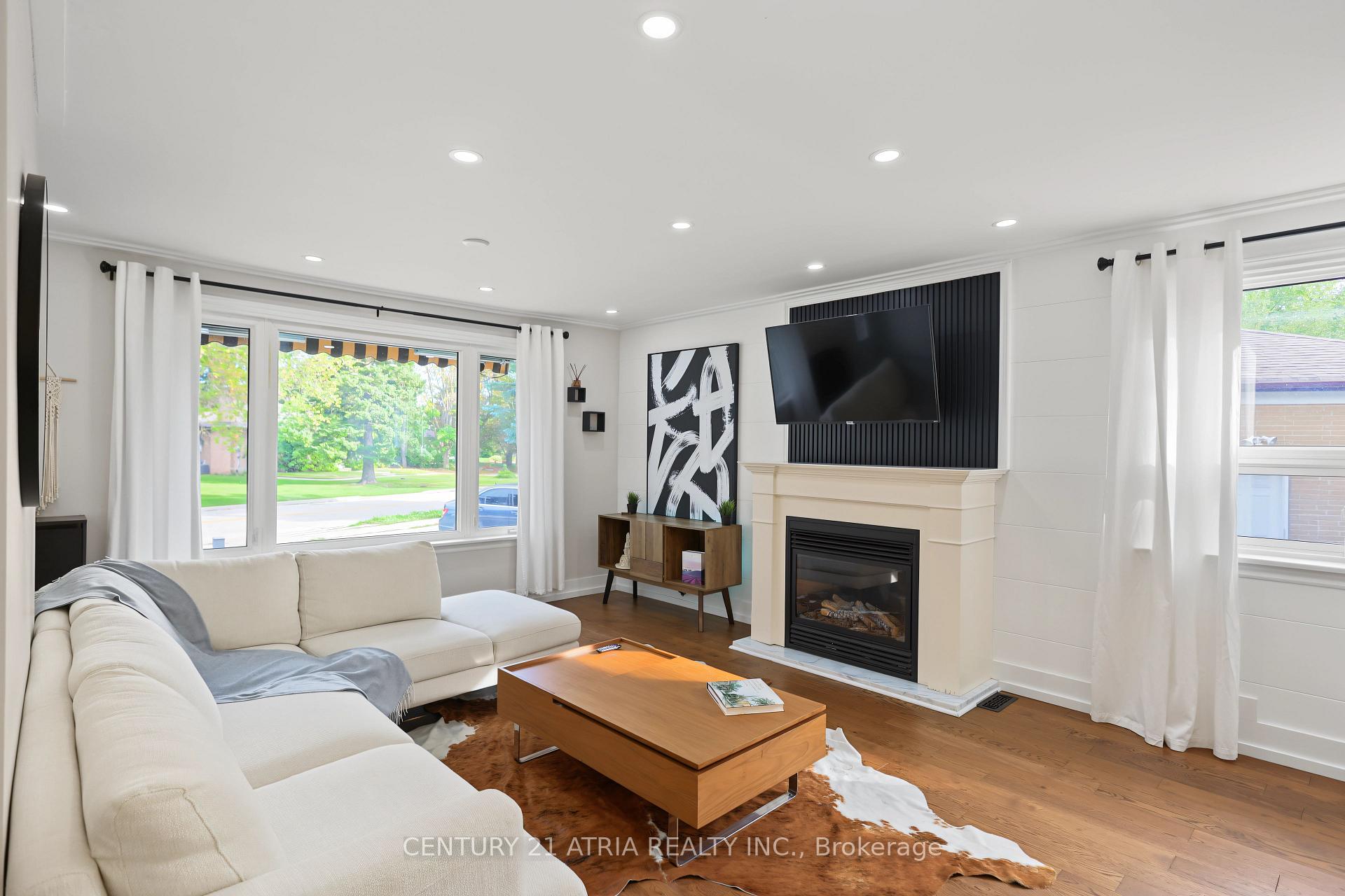 Photo 8 of 64 Cartier Crescent, Richmond Hill, Crosby — HOMEH