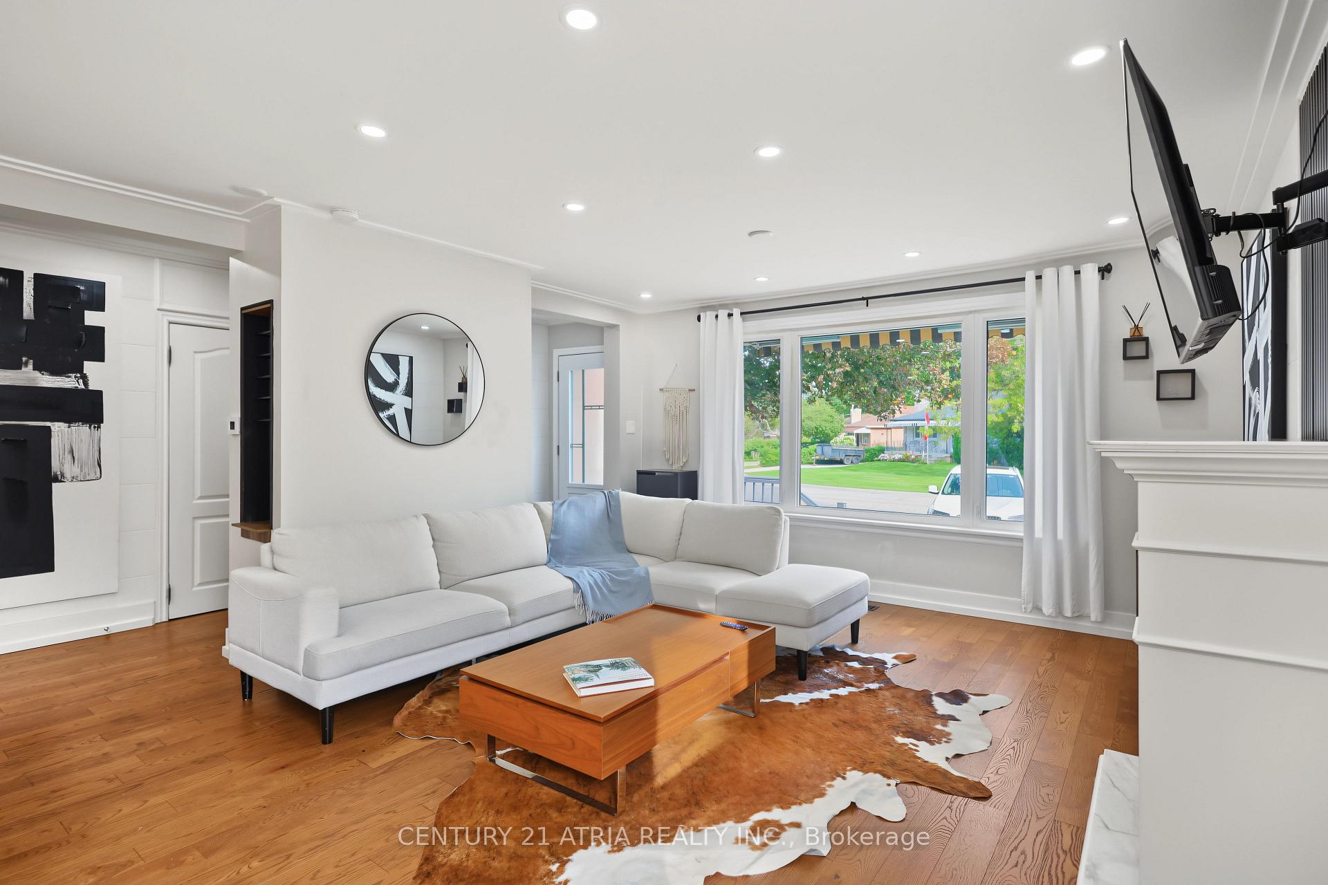 Photo 9 of 64 Cartier Crescent, Richmond Hill, Crosby — HOMEH