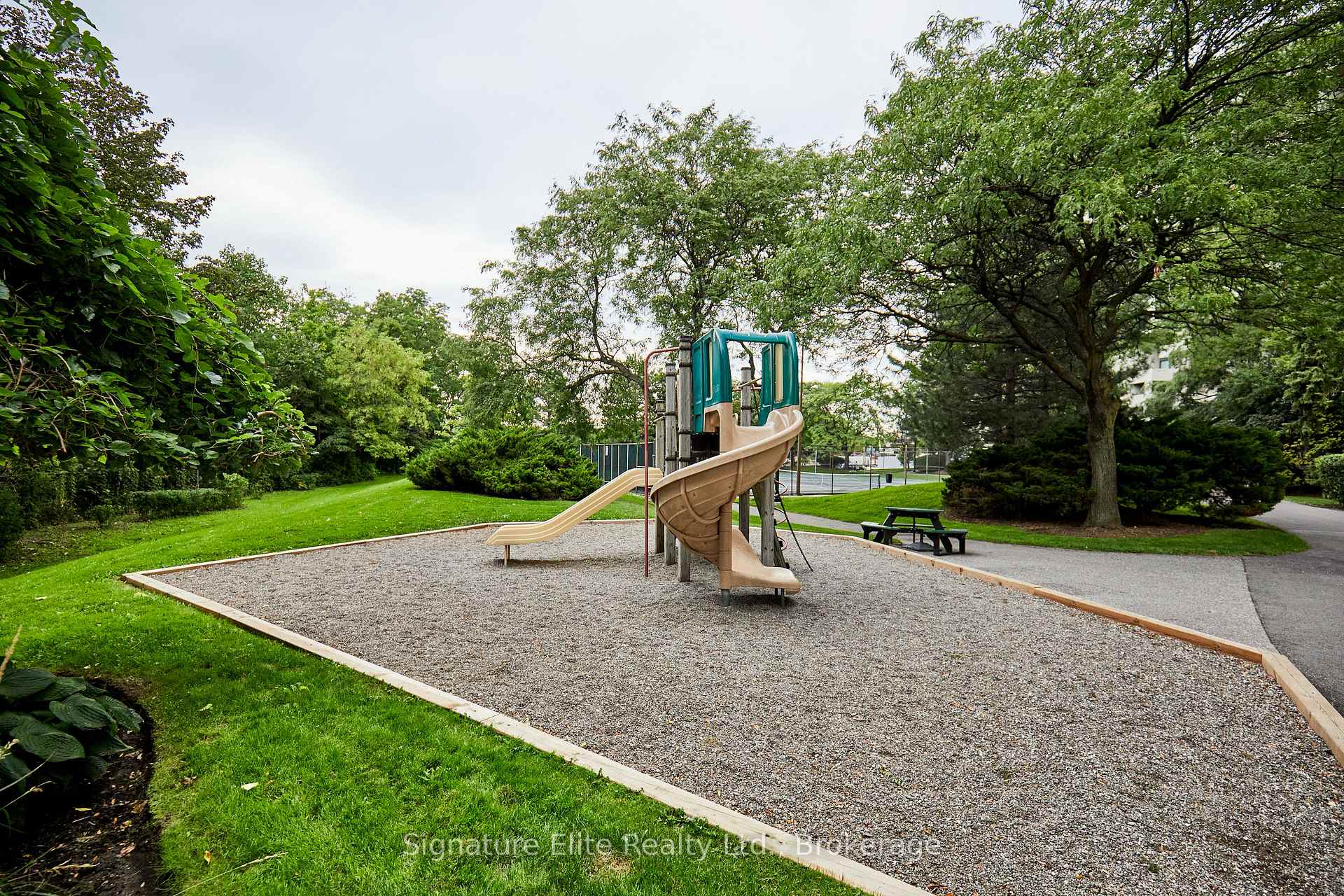 Photo 27 of Unit C35, 288 Mill Road, Etobicoke, Markland Wood — HOMEH