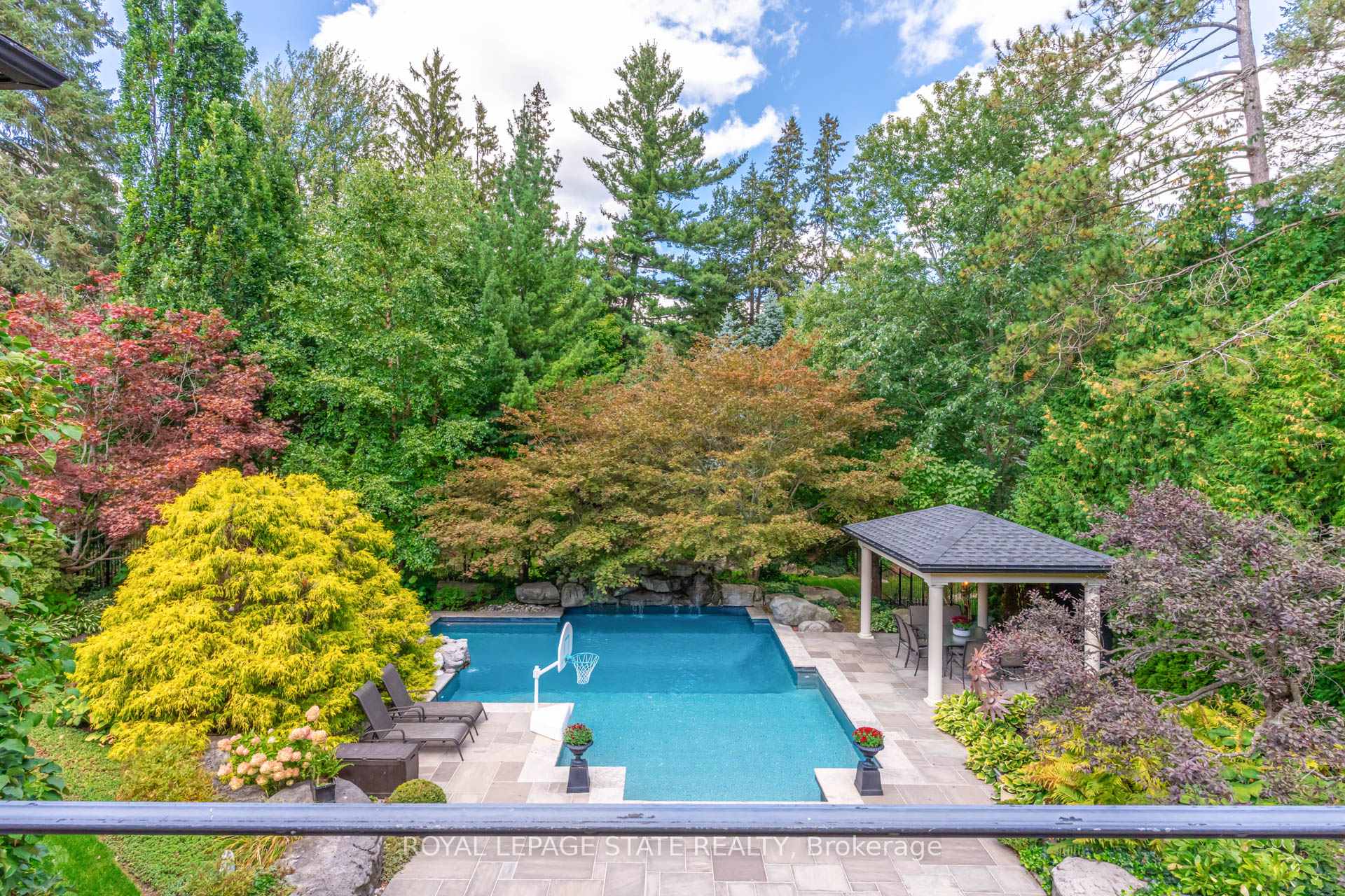 Photo 17 of 21 Harrington Place, Hamilton, Ancaster — HOMEH