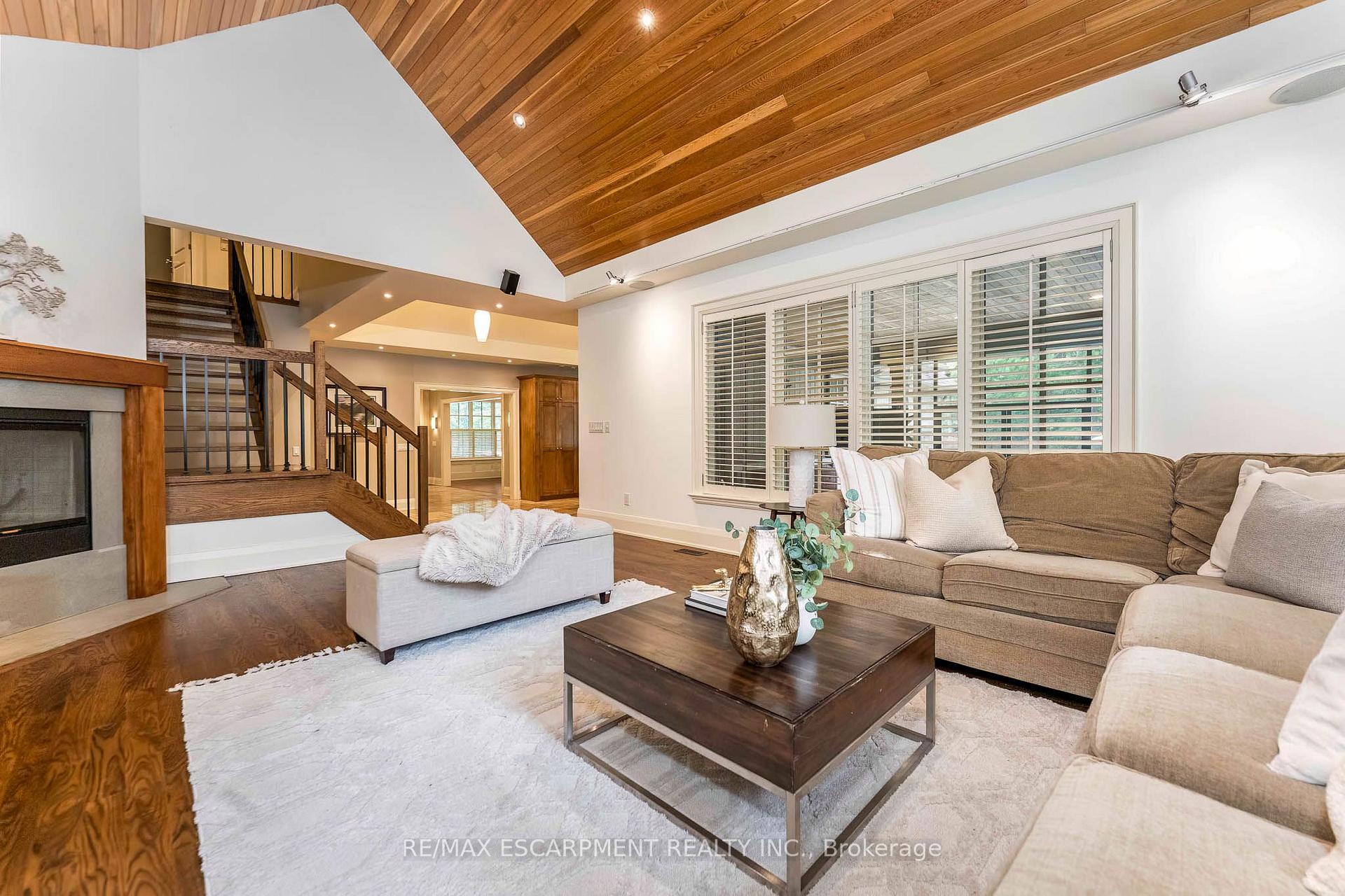Photo 5 of 2209 Pineneedle Row, Mississauga, Erindale — HOMEH