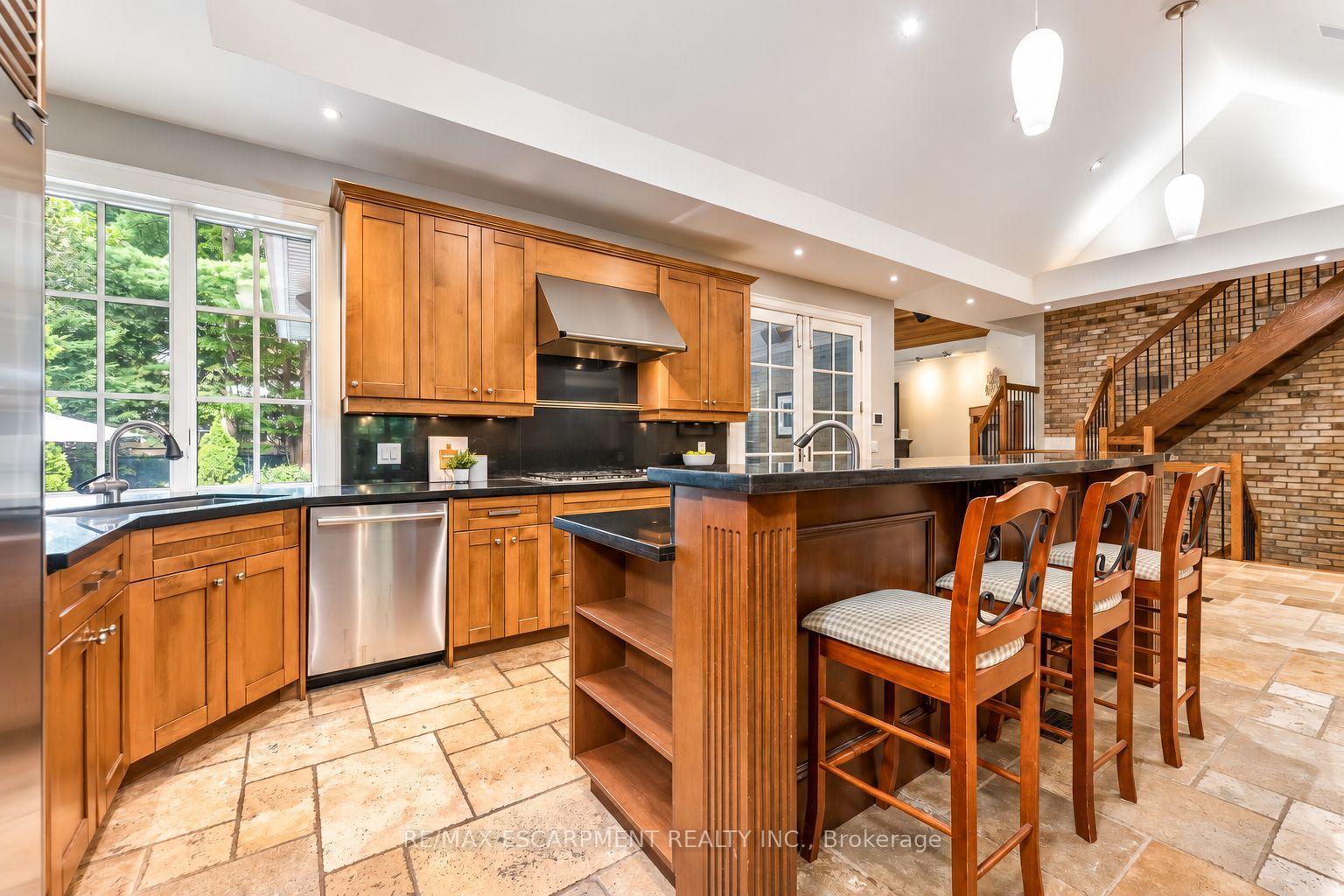 Photo 11 of 2209 Pineneedle Row, Mississauga, Erindale — HOMEH