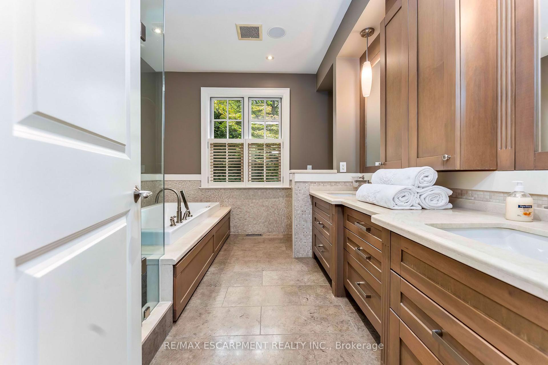 Photo 18 of 2209 Pineneedle Row, Mississauga, Erindale — HOMEH