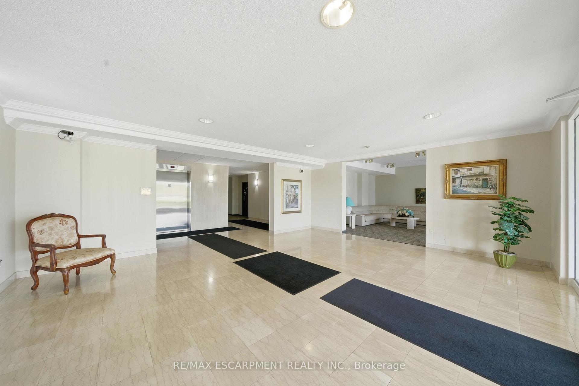 Photo 5 of Unit 303, 416 Limeridge Road E, Hamilton, Bruleville — HOMEH